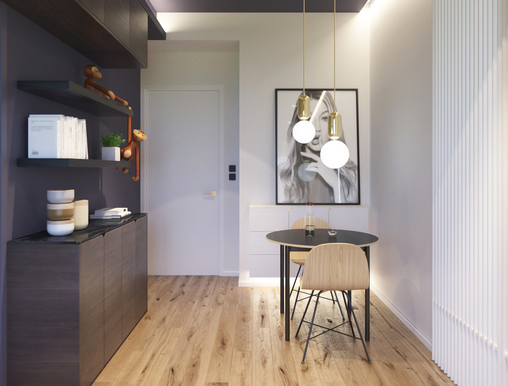 Идея дизайна: маленькая открытая гостиная комната в стиле модернизм с синими стенами, светлым паркетным полом и телевизором на стене для на участке и в саду