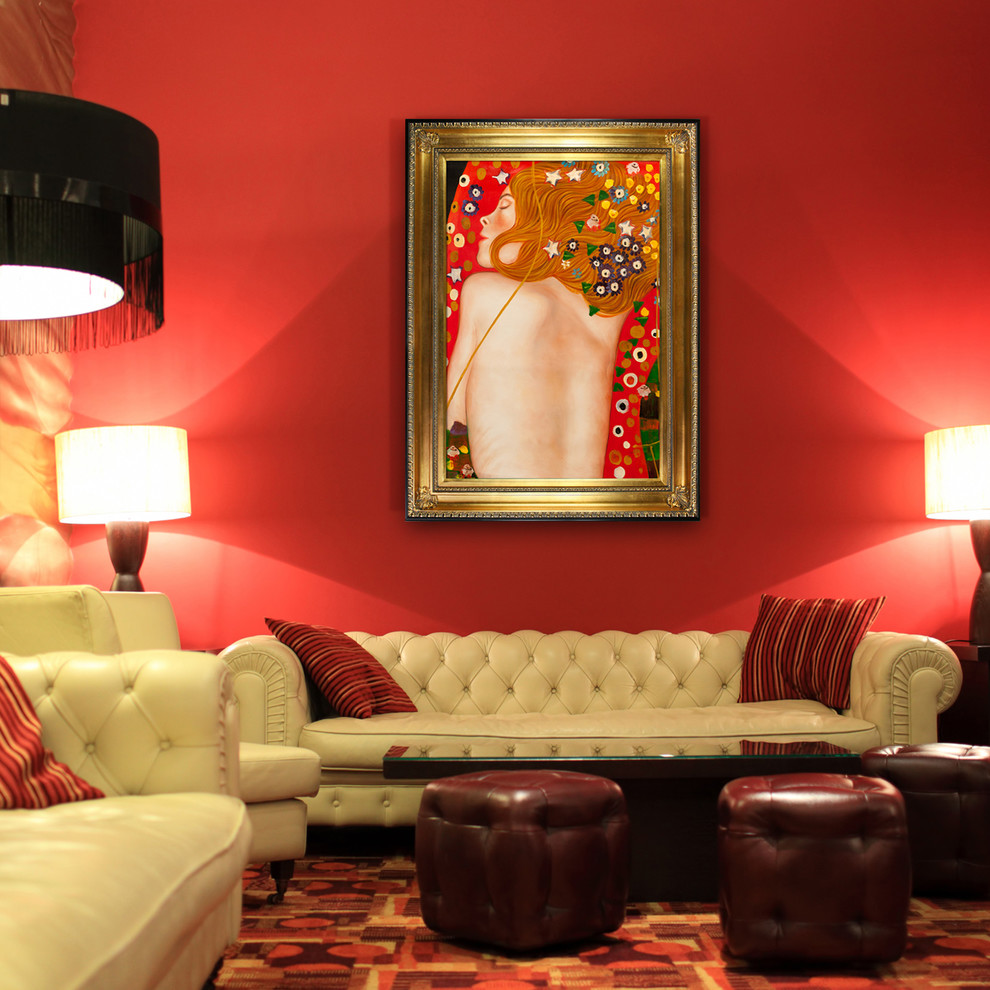 На фото: гостиная комната с красными стенами с