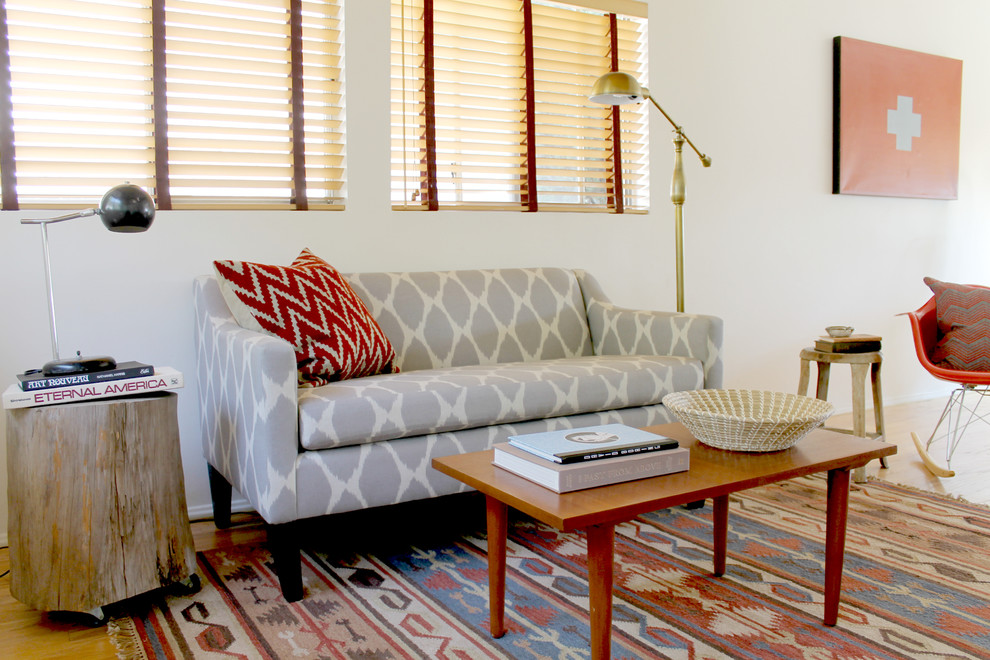 This is an example of a midcentury living room in Los Angeles with white walls.
