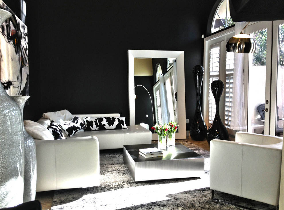 Foto de salón para visitas abierto moderno de tamaño medio sin chimenea y televisor con paredes negras y suelo de baldosas de cerámica