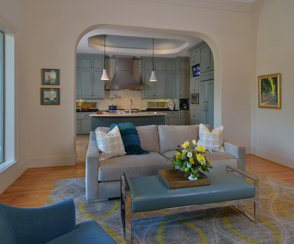 Diseño de salón para visitas cerrado clásico grande sin televisor con paredes beige y suelo de madera en tonos medios