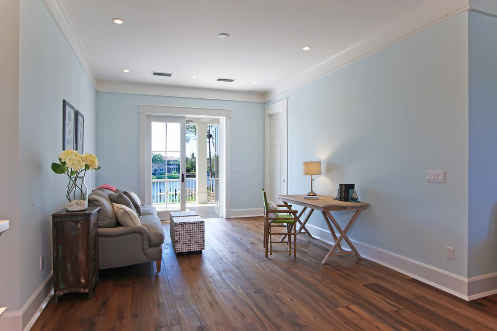 Idee per un soggiorno stile marino di medie dimensioni e aperto con pareti blu e pavimento in legno massello medio