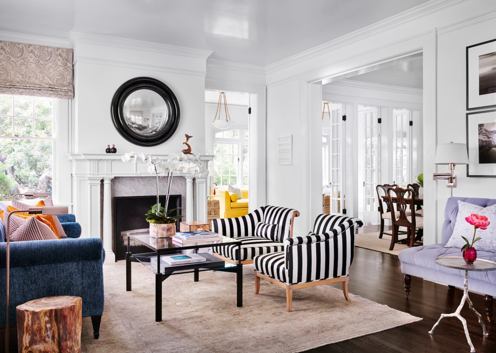 Foto di un grande soggiorno chic chiuso con sala formale, pareti bianche, parquet scuro, camino classico e pavimento marrone