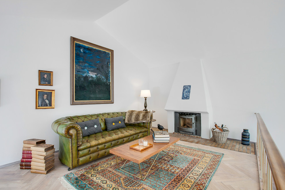 Mittelgroßes, Fernseherloses Klassisches Wohnzimmer im Loft-Stil mit weißer Wandfarbe, Backsteinboden, Kamin und Kaminumrandung aus Backstein in Kopenhagen