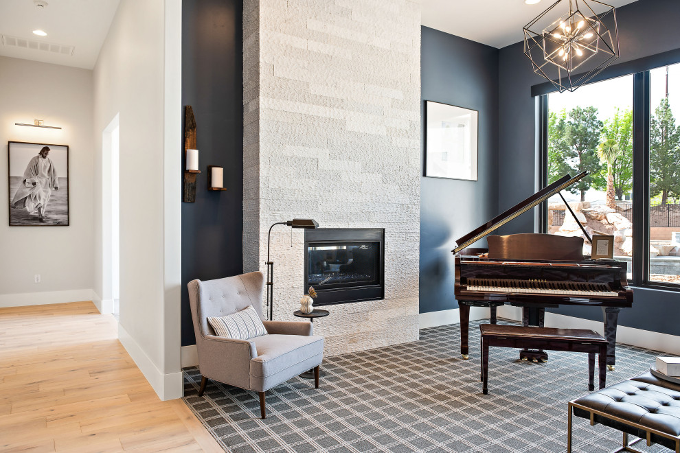 Foto de salón con rincón musical abierto de estilo de casa de campo sin televisor con paredes azules, moqueta, todas las chimeneas y suelo gris