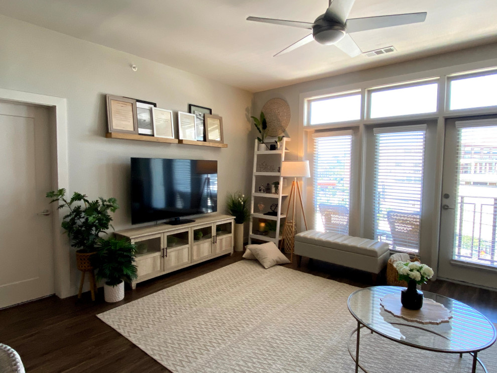 Offenes Mid-Century Wohnzimmer mit beiger Wandfarbe, Vinylboden, freistehendem TV und braunem Boden in Atlanta