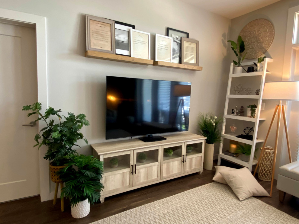 Exemple d'un salon rétro ouvert avec un mur beige, un sol en vinyl, un téléviseur indépendant et un sol marron.