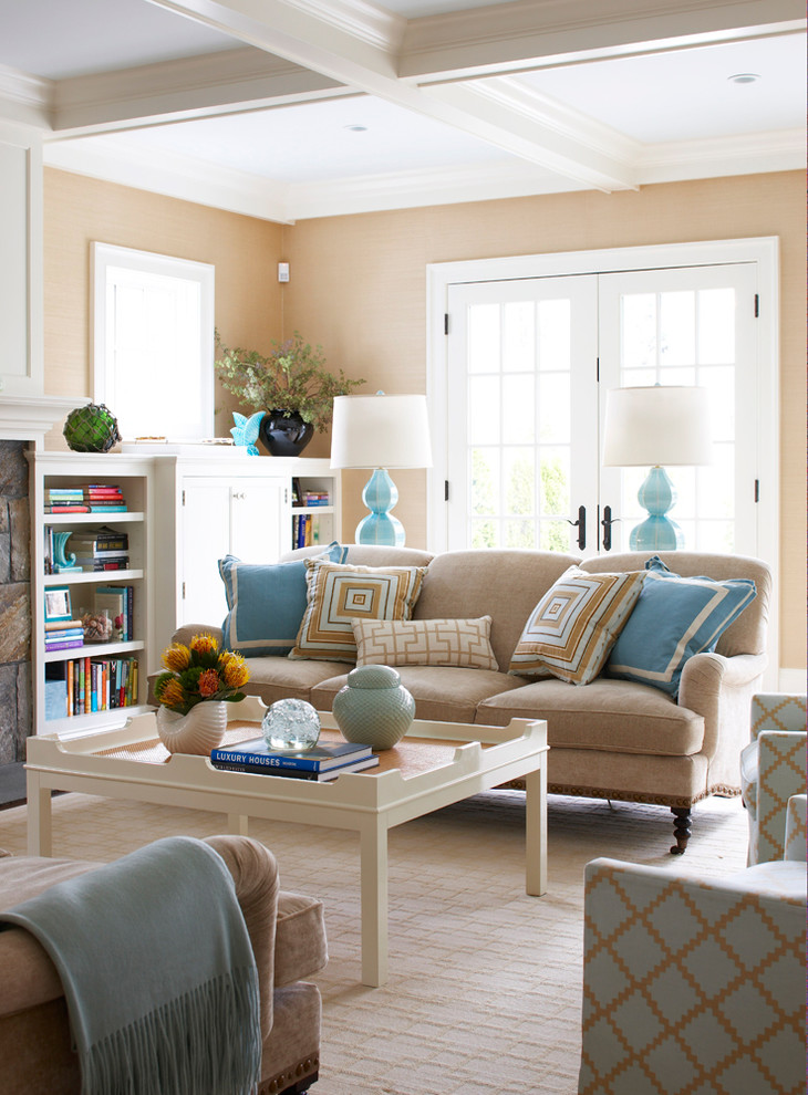 Стильный дизайн: гостиная комната в морском стиле с с книжными шкафами и полками, бежевыми стенами и ковром на полу - последний тренд