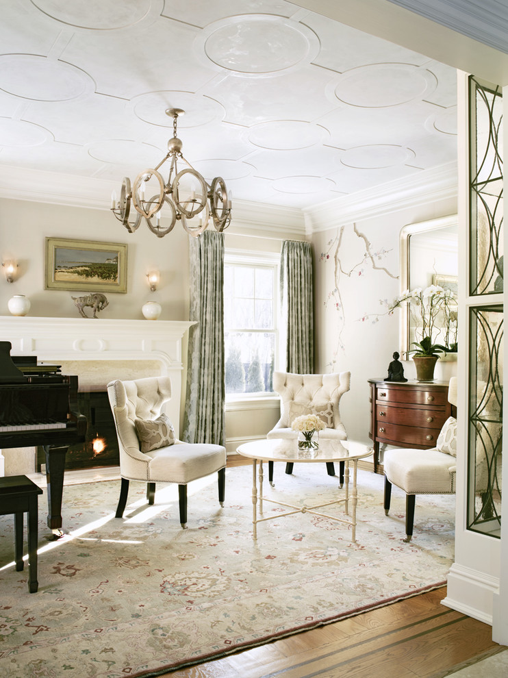 Fernseherloses, Abgetrenntes Klassisches Musikzimmer mit beiger Wandfarbe, braunem Holzboden und Kamin in New York