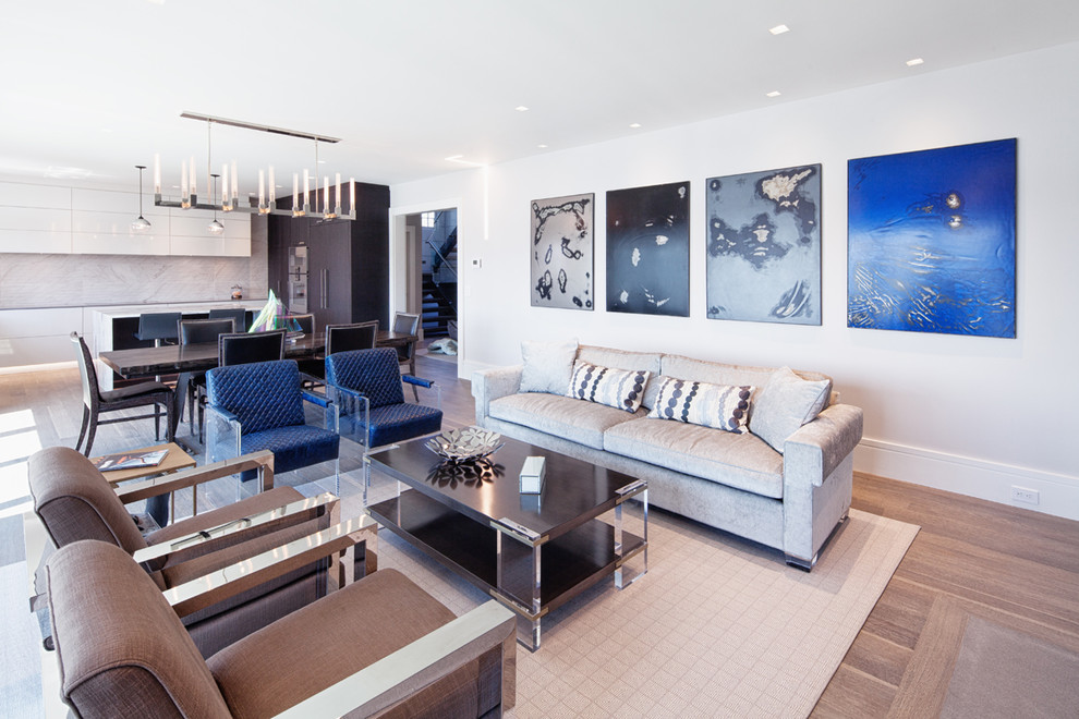 Immagine di un soggiorno stile marinaro di medie dimensioni e aperto con pareti bianche, parquet chiaro, camino classico, TV a parete e pavimento marrone