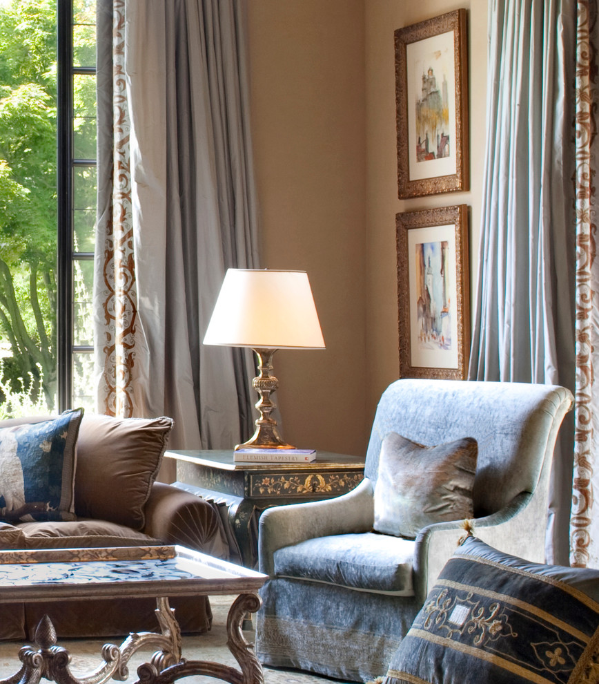 Foto di un grande soggiorno classico aperto con sala formale, pareti beige, nessuna TV e parquet scuro
