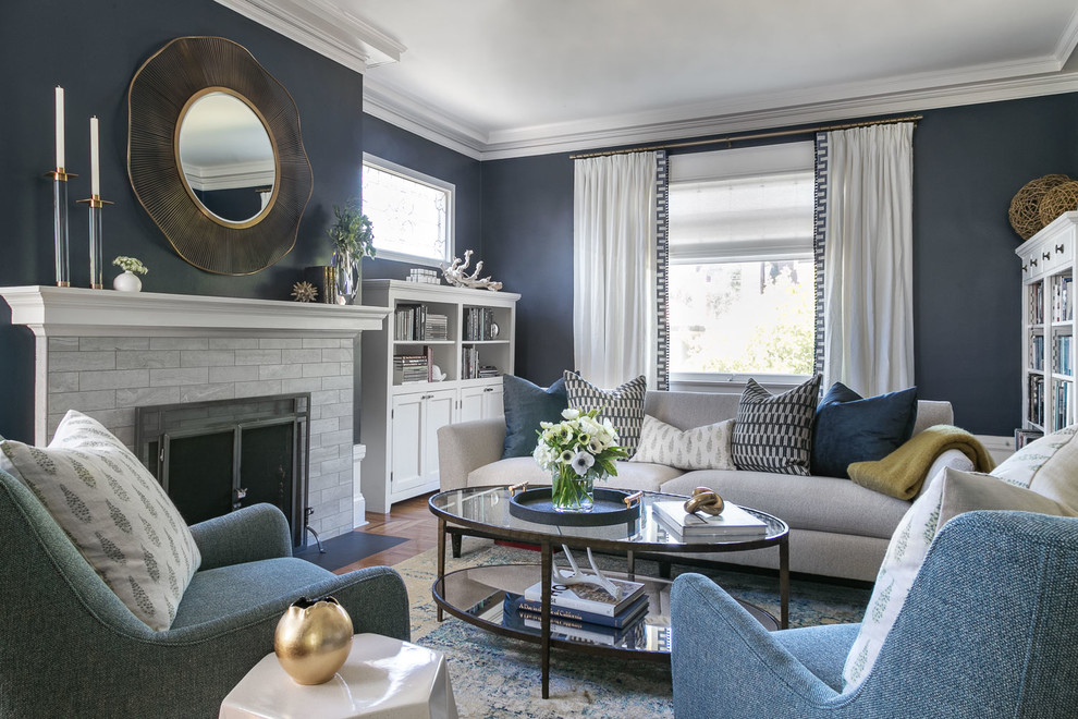Klassisches Wohnzimmer mit blauer Wandfarbe, dunklem Holzboden, Kamin, gefliester Kaminumrandung und braunem Boden in Sacramento