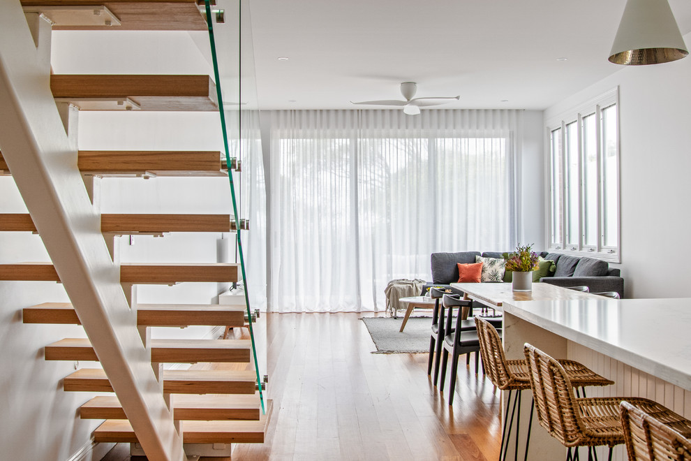 Modernes Wohnzimmer mit weißer Wandfarbe und hellem Holzboden in Sydney