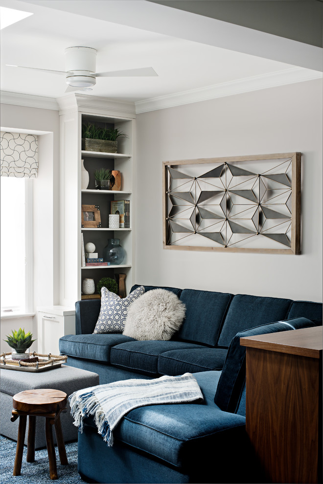 Источник вдохновения для домашнего уюта: открытая гостиная комната среднего размера в стиле неоклассика (современная классика) с серыми стенами