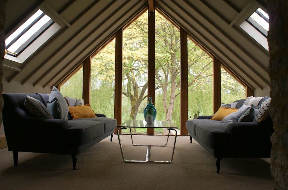 Diseño de salón tipo loft tradicional de tamaño medio con moqueta