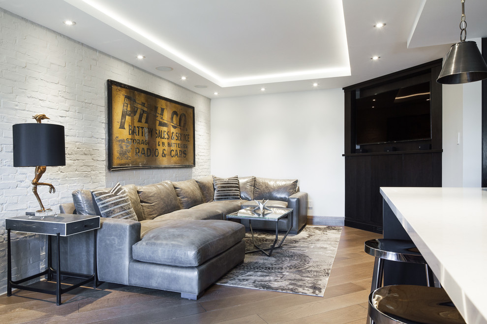 Idee per un soggiorno industriale aperto con pareti bianche, pavimento in legno massello medio e parete attrezzata
