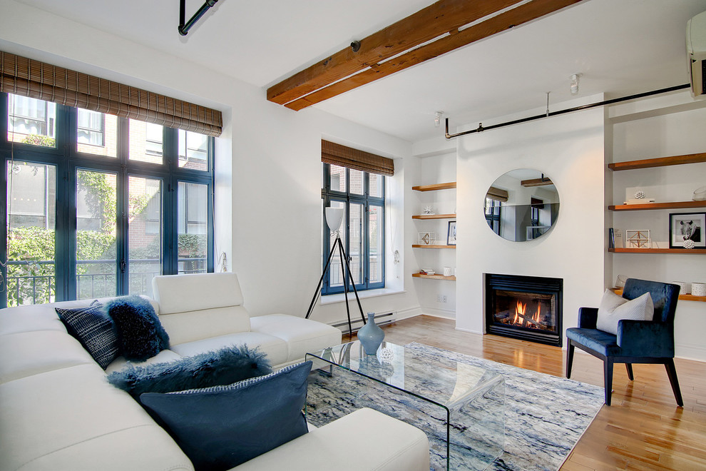Mittelgroßes, Offenes Modernes Wohnzimmer mit weißer Wandfarbe, braunem Holzboden und Kamin in Montreal