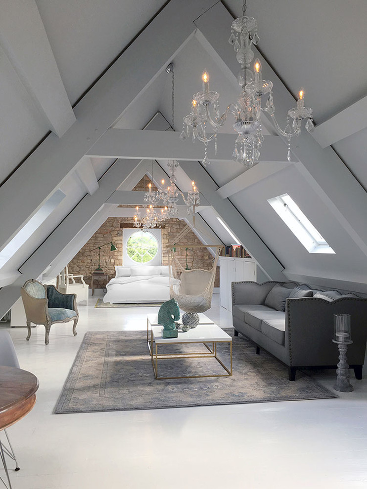 Стильный дизайн: большая открытая гостиная комната в стиле кантри с белыми стенами и деревянным полом - последний тренд