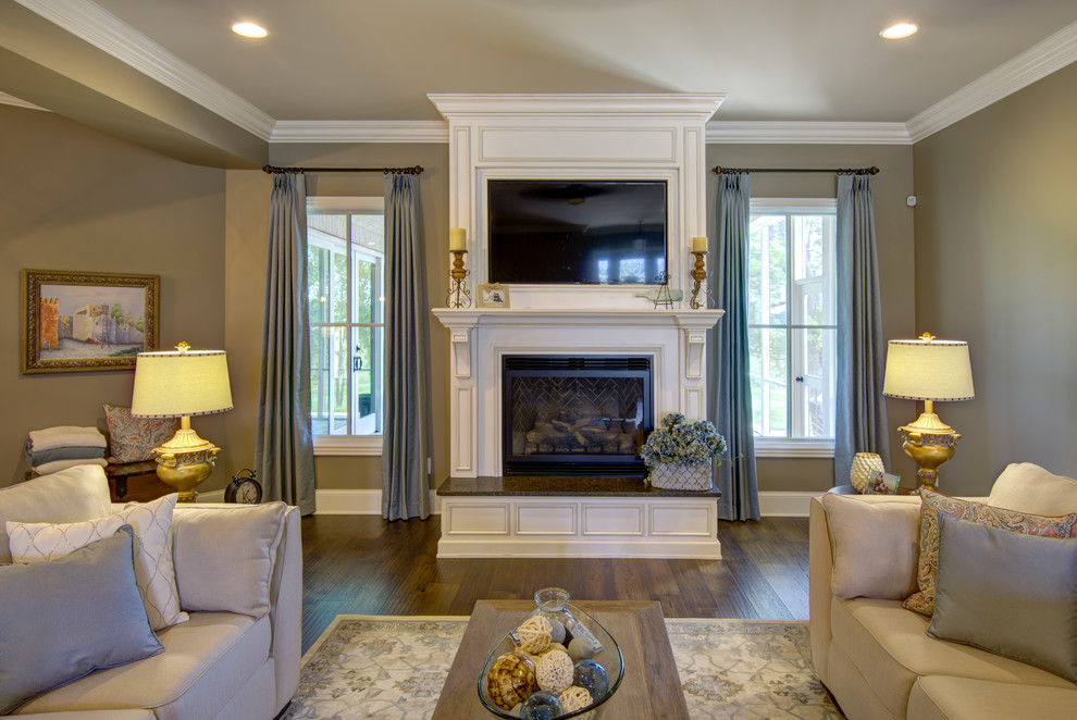 Klassisches Wohnzimmer mit brauner Wandfarbe, dunklem Holzboden, Kamin, Kaminumrandung aus Holz und TV-Wand in Sonstige