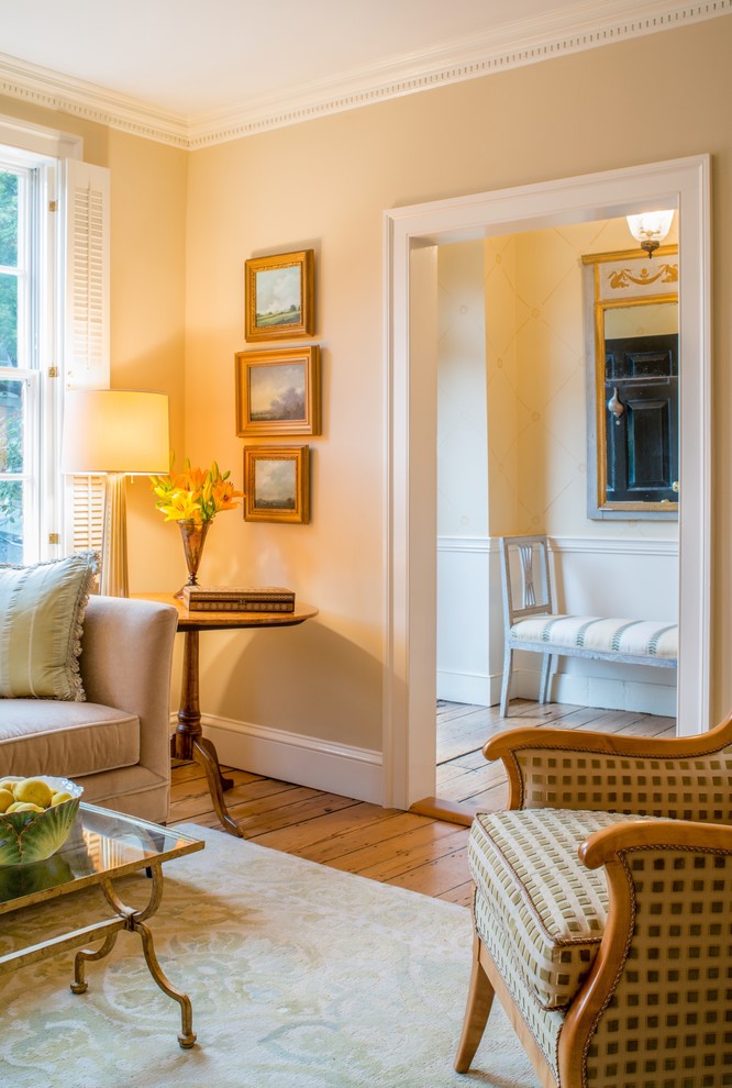 На фото: гостиная комната в классическом стиле с бежевыми стенами и ковровым покрытием с