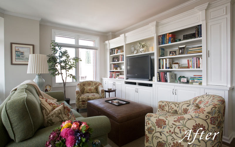 Immagine di un piccolo soggiorno chic aperto con libreria, pareti grigie e parete attrezzata