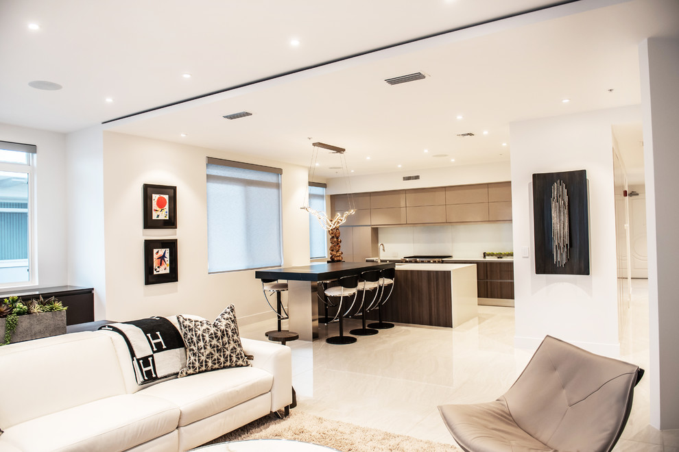 Diseño de salón tipo loft moderno de tamaño medio con paredes blancas, suelo de mármol, marco de chimenea de piedra, televisor colgado en la pared y suelo blanco