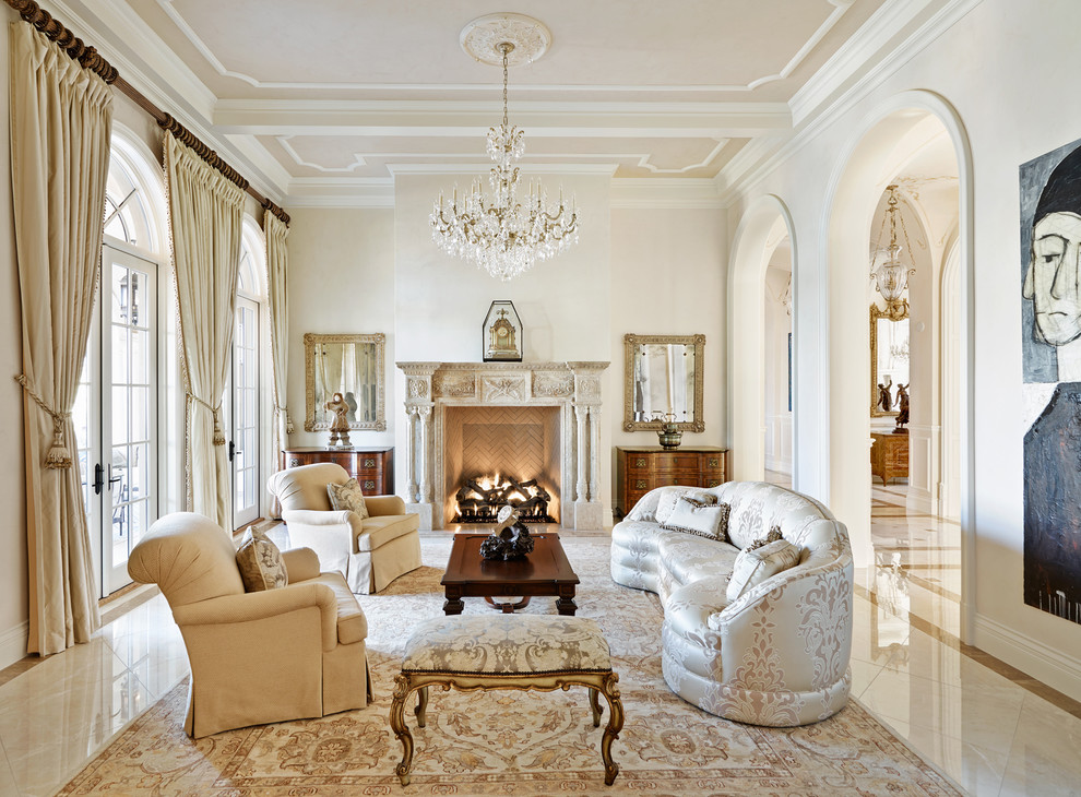 Imagen de salón para visitas cerrado clásico con paredes beige, todas las chimeneas, marco de chimenea de baldosas y/o azulejos, arcos y cortinas