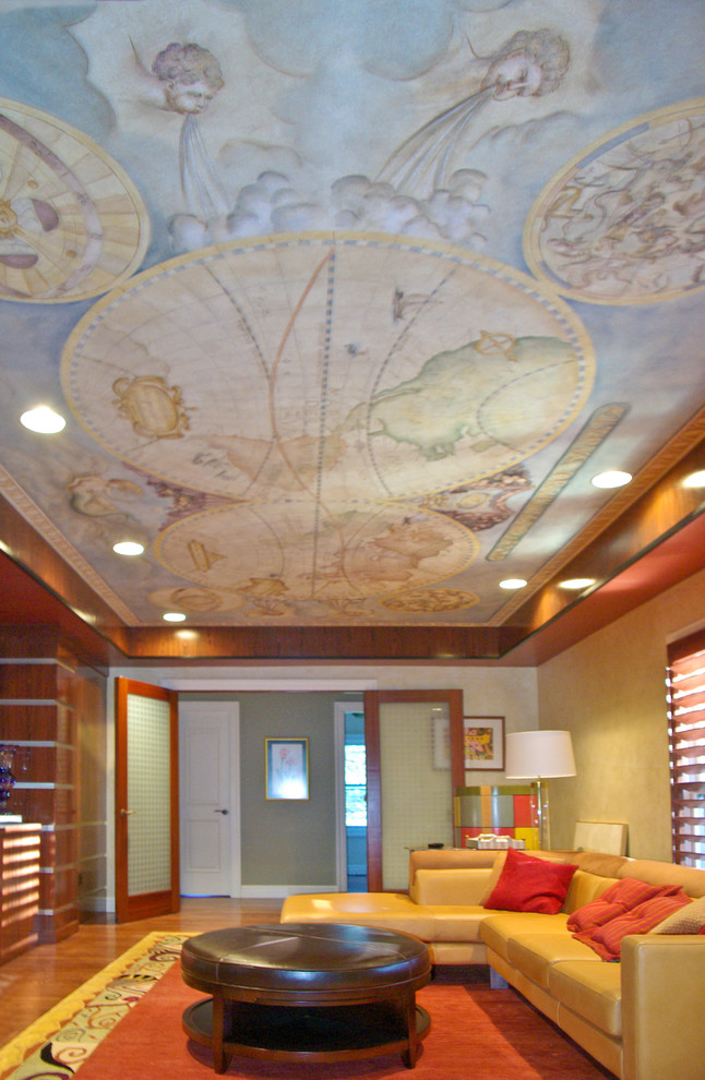 Esempio di un grande soggiorno tradizionale chiuso con pareti beige, pavimento in legno massello medio, camino classico, cornice del camino in legno e TV a parete
