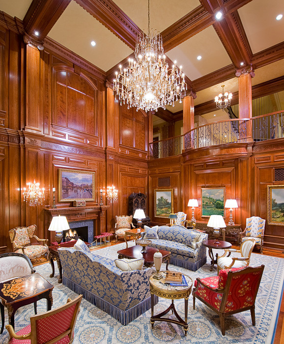 Großes, Offenes Klassisches Wohnzimmer mit brauner Wandfarbe, braunem Holzboden, Kamin und Kaminumrandung aus Holz in Sonstige