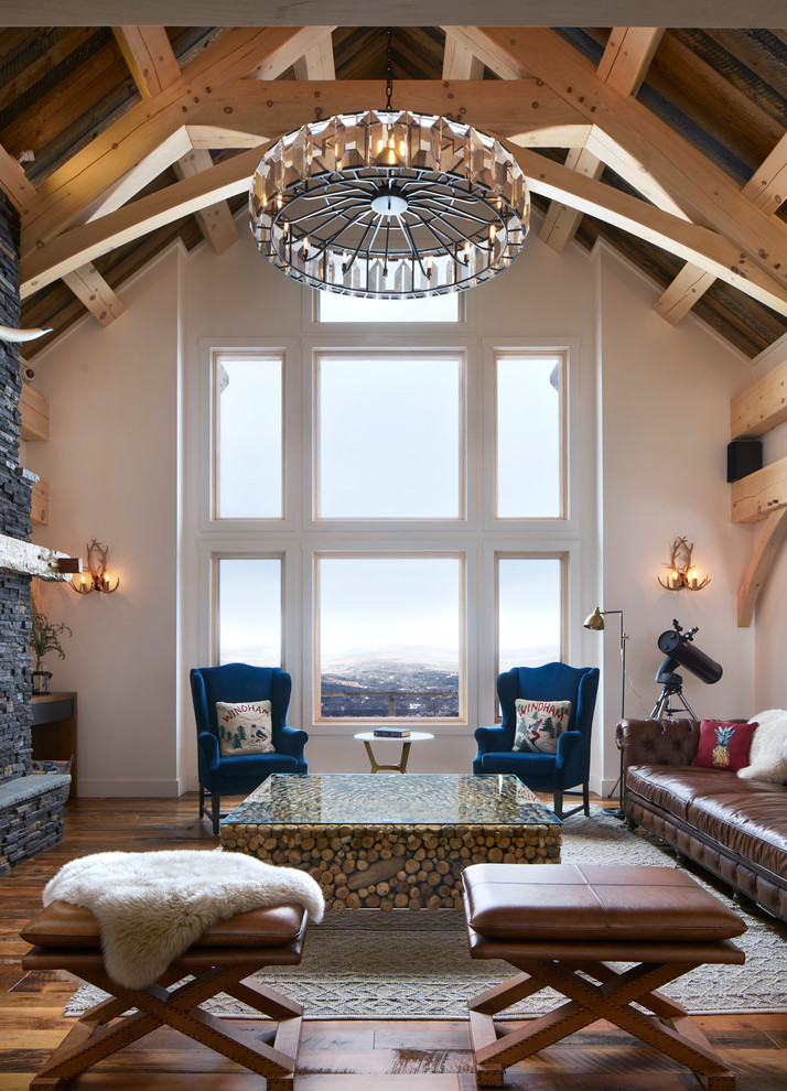 Пример оригинального дизайна: гостиная комната в стиле рустика с белыми стенами, паркетным полом среднего тона и ковром на полу