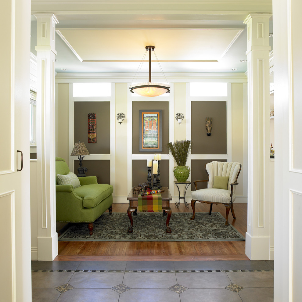 Foto de salón tradicional con paredes marrones y suelo de madera en tonos medios