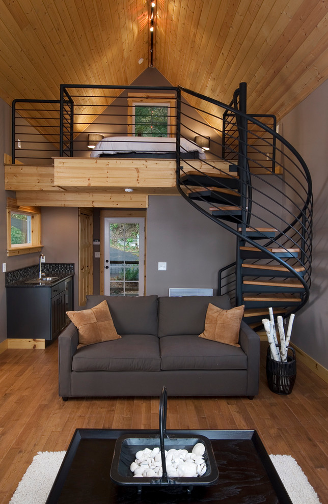 Klassisches Wohnzimmer mit grauer Wandfarbe, Hausbar und braunem Holzboden in Sonstige