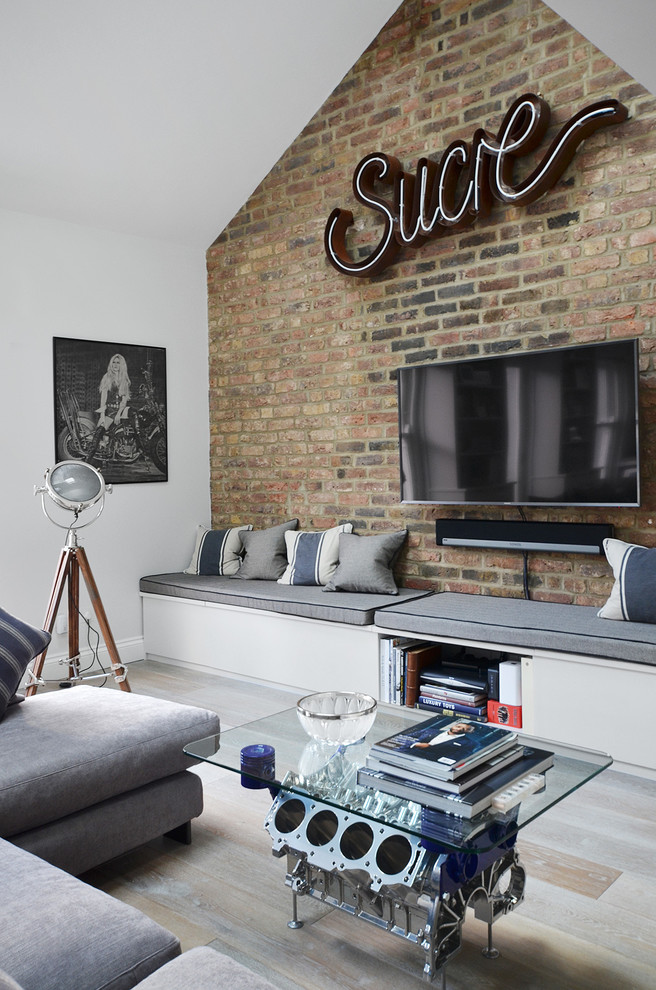 Foto de salón abierto actual pequeño con paredes marrones, suelo de madera clara, televisor colgado en la pared y suelo beige