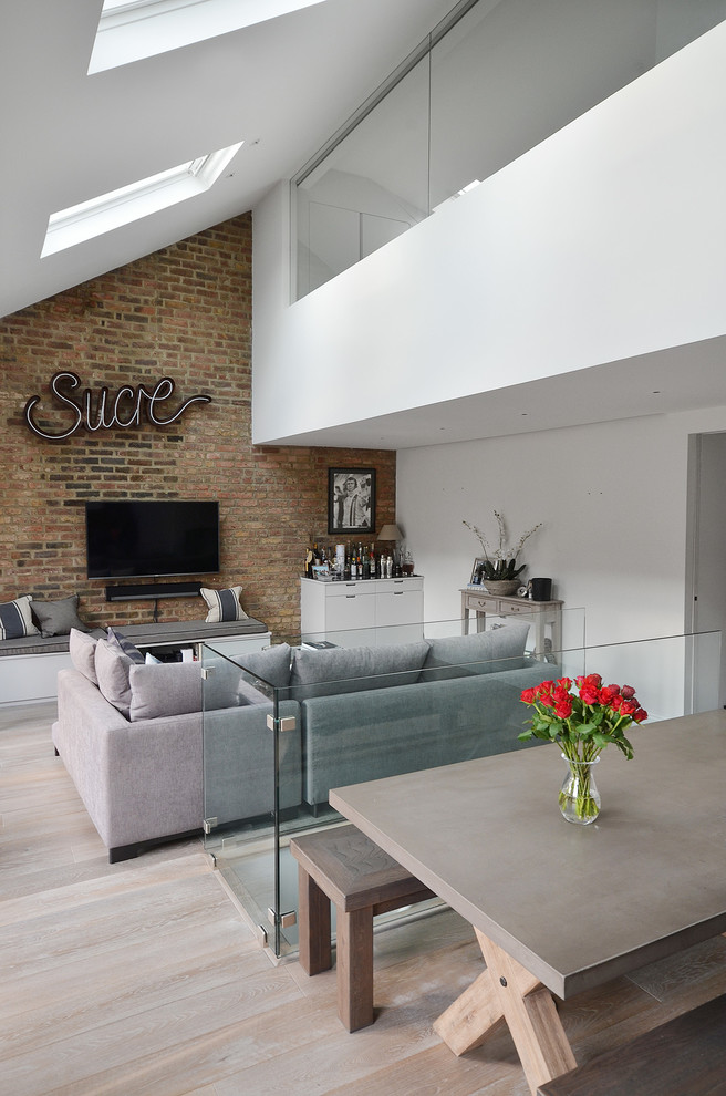 Immagine di un piccolo soggiorno contemporaneo aperto con pareti marroni, parquet chiaro, pavimento beige e TV a parete