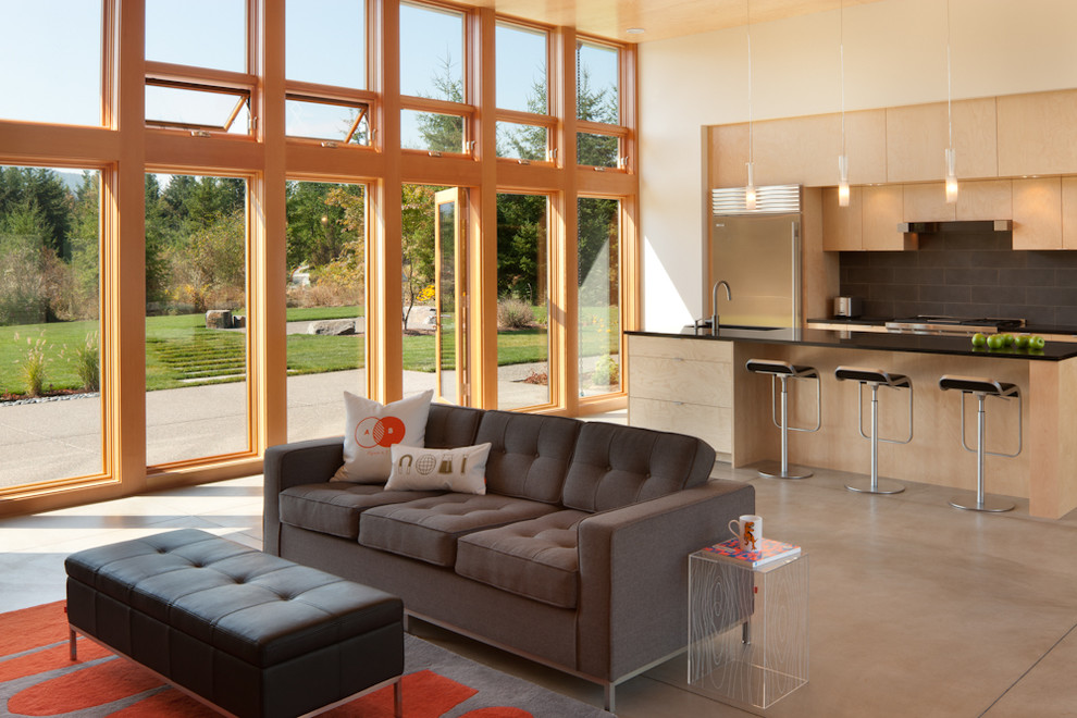 Стильный дизайн: открытая гостиная комната в стиле модернизм с бежевыми стенами - последний тренд