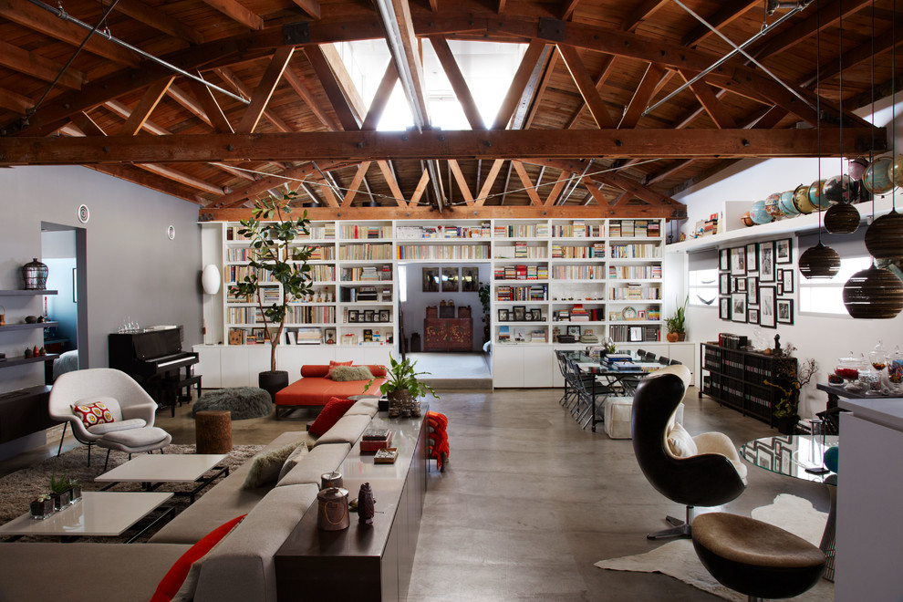 Esempio di un grande soggiorno minimalista stile loft con pareti grigie, nessun camino e TV a parete