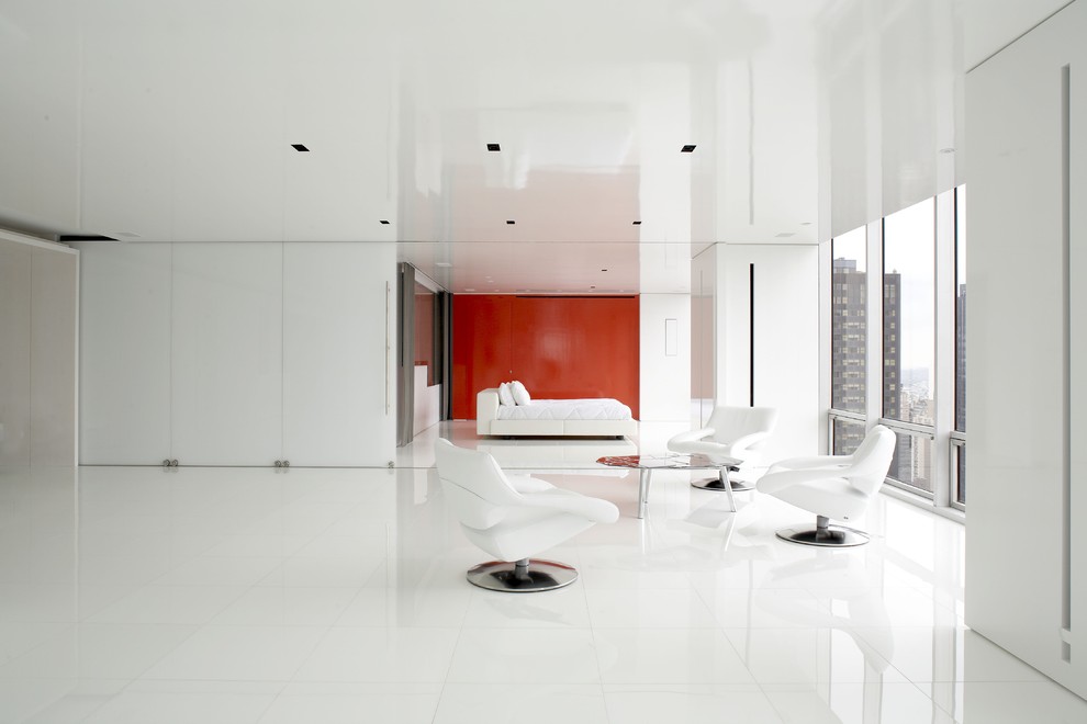 На фото: гостиная комната в современном стиле с белыми стенами, белым полом и акцентной стеной