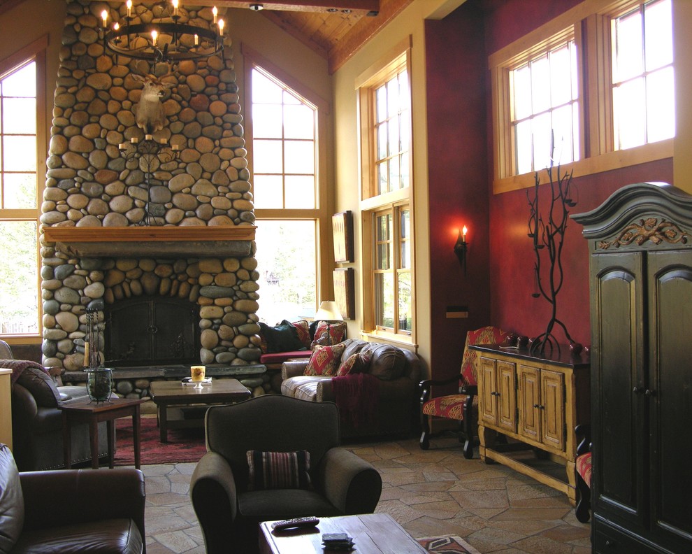 サクラメントにあるラスティックスタイルのおしゃれなLDK (赤い壁、薪ストーブ、石材の暖炉まわり、内蔵型テレビ) の写真