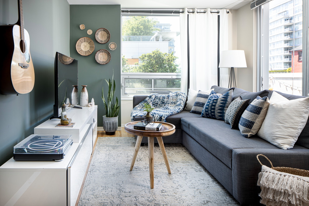 Inspiration för moderna separata vardagsrum, med gröna väggar, ett musikrum, mellanmörkt trägolv, en fristående TV och brunt golv