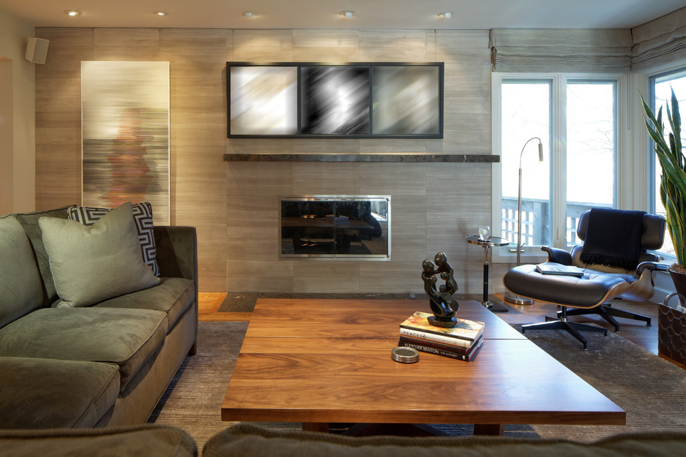 Свежая идея для дизайна: изолированная гостиная комната среднего размера в современном стиле с бежевыми стенами, ковровым покрытием, стандартным камином, фасадом камина из плитки и серым полом без телевизора - отличное фото интерьера