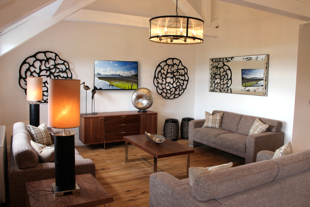 Inspiration pour un salon traditionnel ouvert avec parquet clair et un téléviseur fixé au mur.