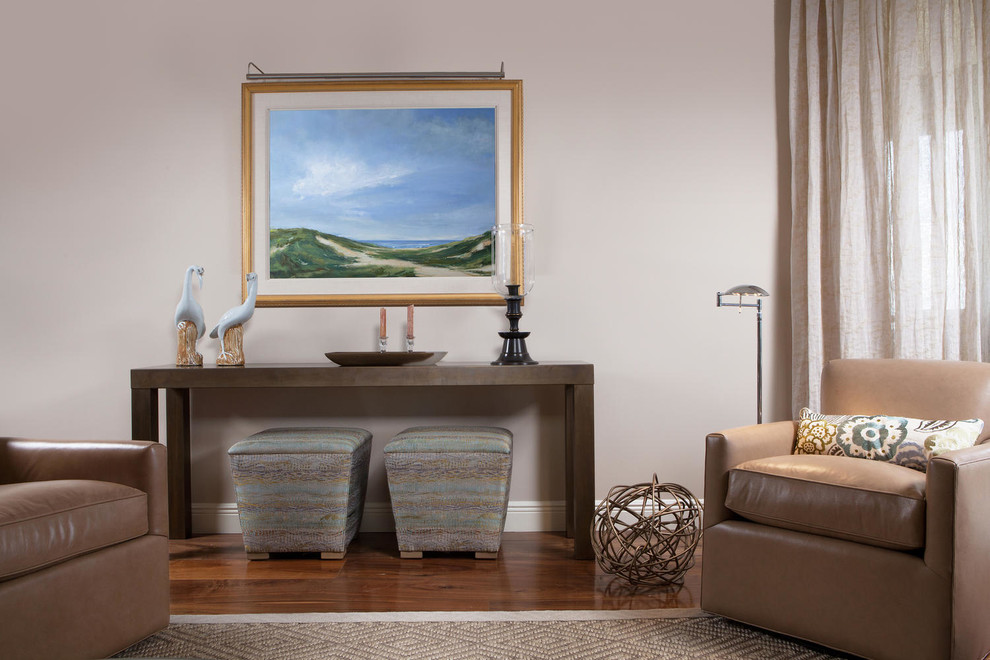 Modelo de salón abierto actual de tamaño medio sin chimenea y televisor con paredes beige, suelo de madera en tonos medios y suelo marrón