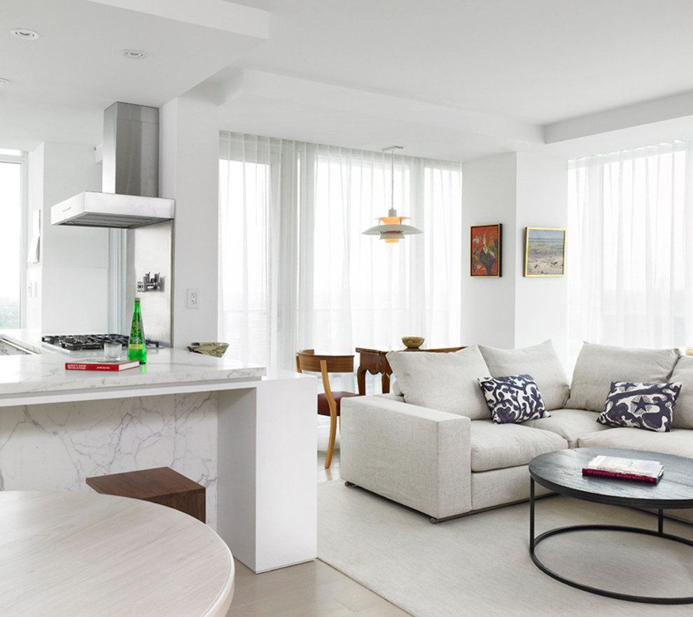 Mittelgroßes, Repräsentatives, Offenes Modernes Wohnzimmer mit weißer Wandfarbe, hellem Holzboden und beigem Boden in Toronto