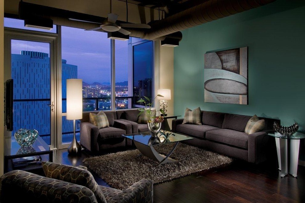 Идея дизайна: гостиная комната в стиле лофт с синими стенами и акцентной стеной