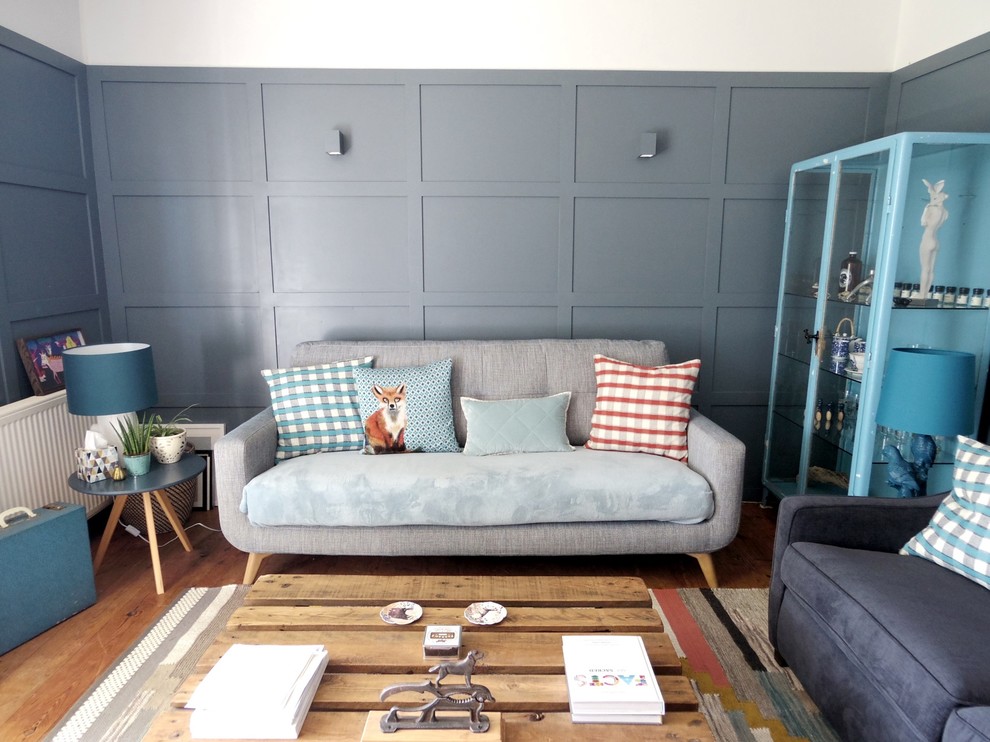 Foto de salón cerrado ecléctico de tamaño medio con paredes azules y suelo de madera clara