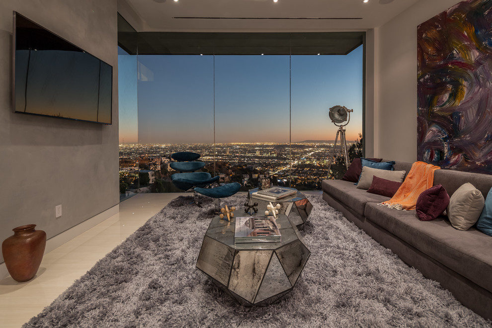 Abgetrenntes Modernes Wohnzimmer mit grauer Wandfarbe und TV-Wand in Los Angeles
