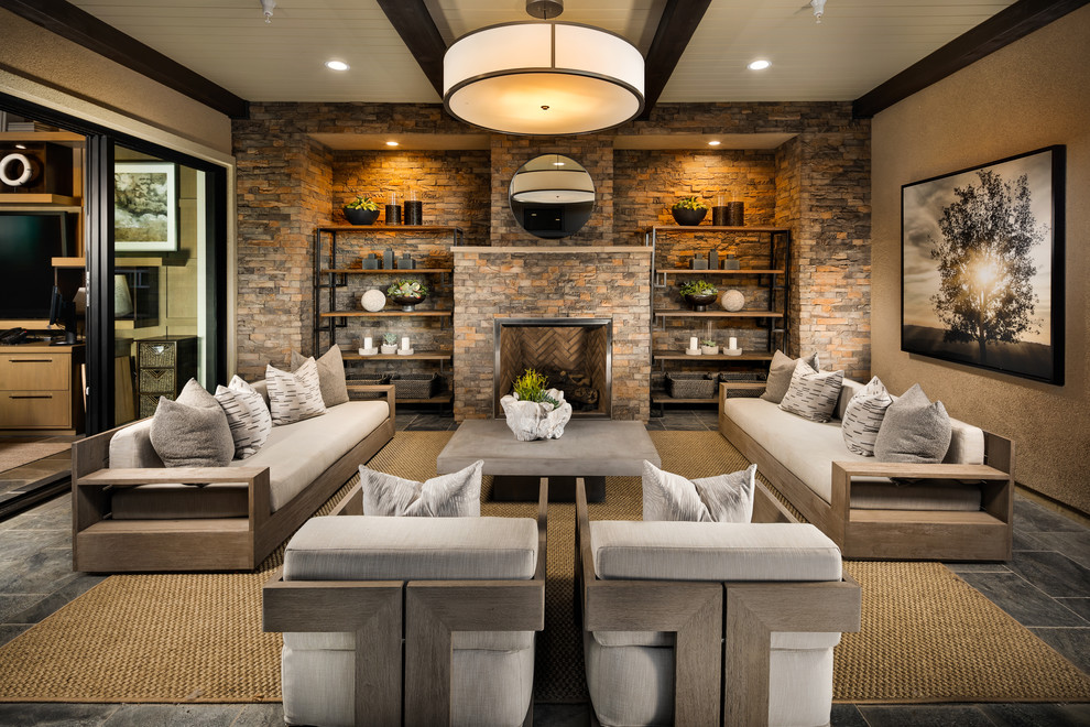 Стильный дизайн: гостиная комната в современном стиле с коричневыми стенами, стандартным камином и фасадом камина из камня - последний тренд
