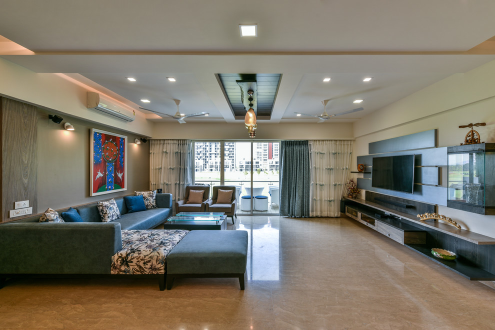 На фото: большая парадная гостиная комната в стиле модернизм с разноцветными стенами, мультимедийным центром, коричневым полом и синим диваном с