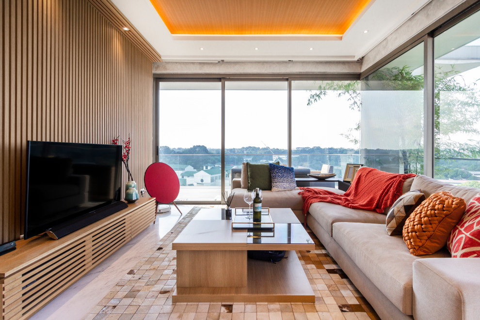Abgetrenntes Modernes Wohnzimmer ohne Kamin mit Marmorboden, freistehendem TV und grauem Boden in Singapur