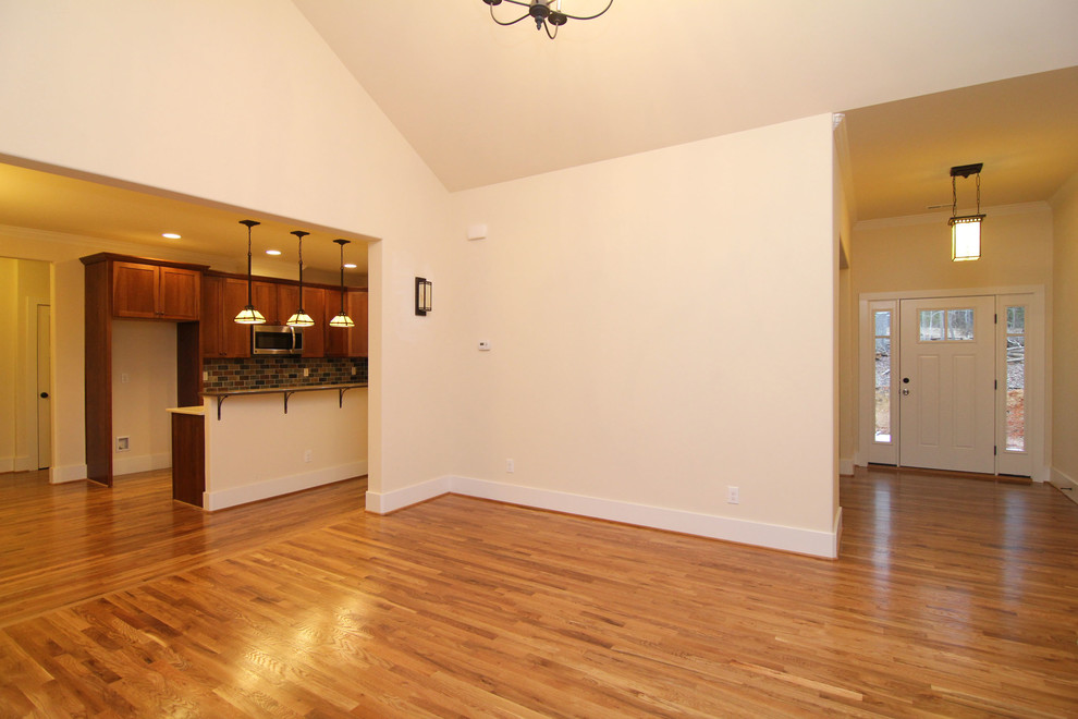 Kleines, Offenes Klassisches Wohnzimmer mit beiger Wandfarbe und braunem Holzboden in Raleigh